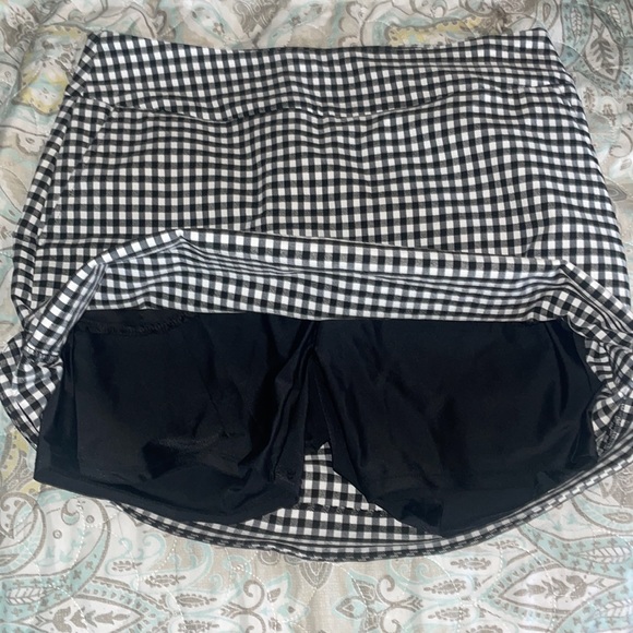 Plaid stretchy Scort with built in shorts and pockets - Picture 2 of 3